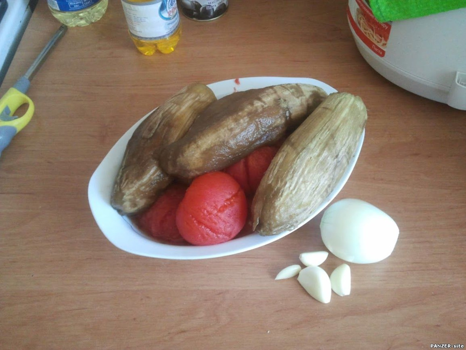 сырая баклажанная икра рецепт простой и вкусный. vIAAAgCSm A 960. сырая баклажанная икра рецепт простой и вкусный фото. сырая баклажанная икра рецепт простой и вкусный-vIAAAgCSm A 960. картинка сырая баклажанная икра рецепт простой и вкусный. картинка vIAAAgCSm A 960. Овощей на базарах полно, а желание приготовить баклажанную икру муляет меня еще с прошлого года, когда я кабачковую икру готовил. Но в прошлом году, до баклажанов руки так и не дошли, но в этом году, я все-таки дорвался до них!В детстве я часто ел баклажанную икру, мамка готовила ее по всякому – и жареную, и сырую, и для консервации. У разной икры и вкус разный, и у каждого свой взгляд на это. Я больше люблю икру сырую и именно ее я и решил приготовить.Кто не помнит фрагмент из фильма «Иван Васильевич меняет профессию» когда накрывается стол для ненастоящего царя, и герой Крамарова рассказывает о всяческих яствах, и особенно облизывается на икру баклажанную, заморскую? Я так думаю, помнят все, кто видел фильм, но особенно эта шутка запомнилась тем, кто жил при Союзе, ведь и ежу было понятно, что икра заморская баклажанная была намного доступнее икры черной и красной, на которую царский писарь и внимания-то не обратил.Я, правда, буду несколько другую икру готовить, но в умах большинства баклажанная икра запомнилась именно такой, какой ее показали в знаменитой комедии.