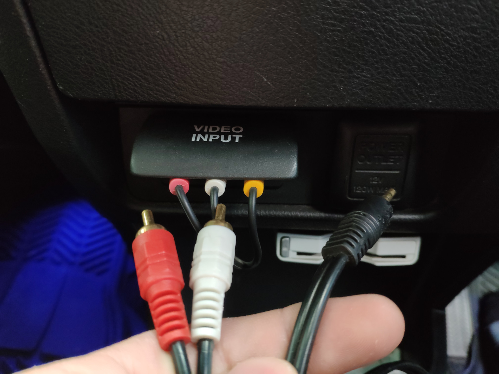 Подключение телефона в машине. Honda Stream USB aux. Дискавери 3 aux к штатной. Aux через колокольчики Pioneer. Адаптер для магнитолы Хонда стрим 2008.