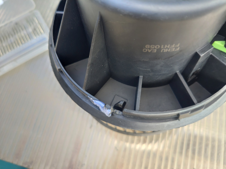 погрел феном и отжал немного в сторону и усилил защёлку клеем — Ford Mondeo IV