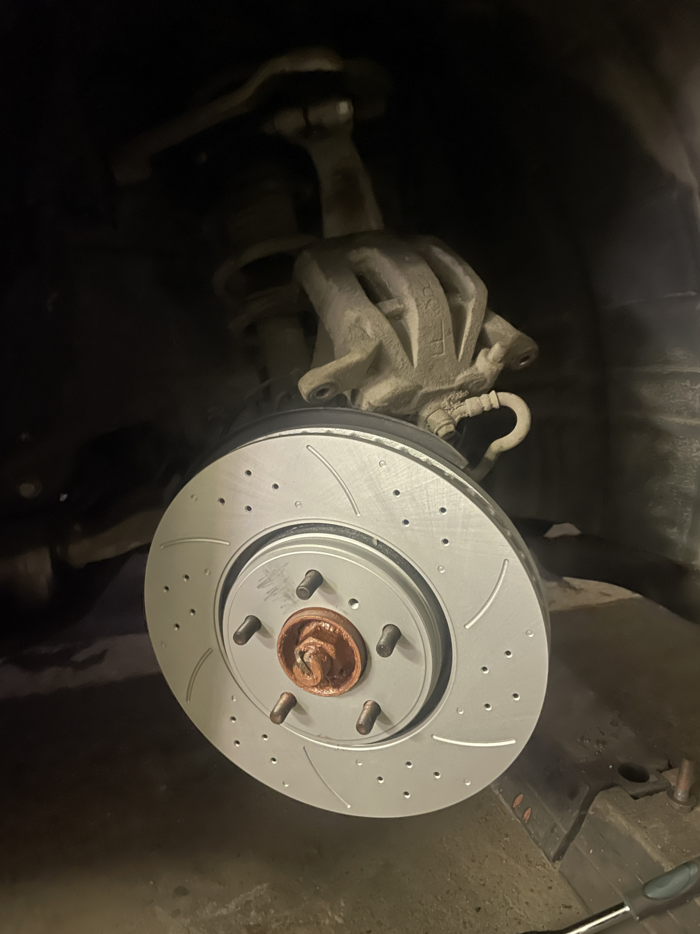 Замена передних тормозных дисков. — Infiniti M (3G), 3,7 л, 2013 года ...