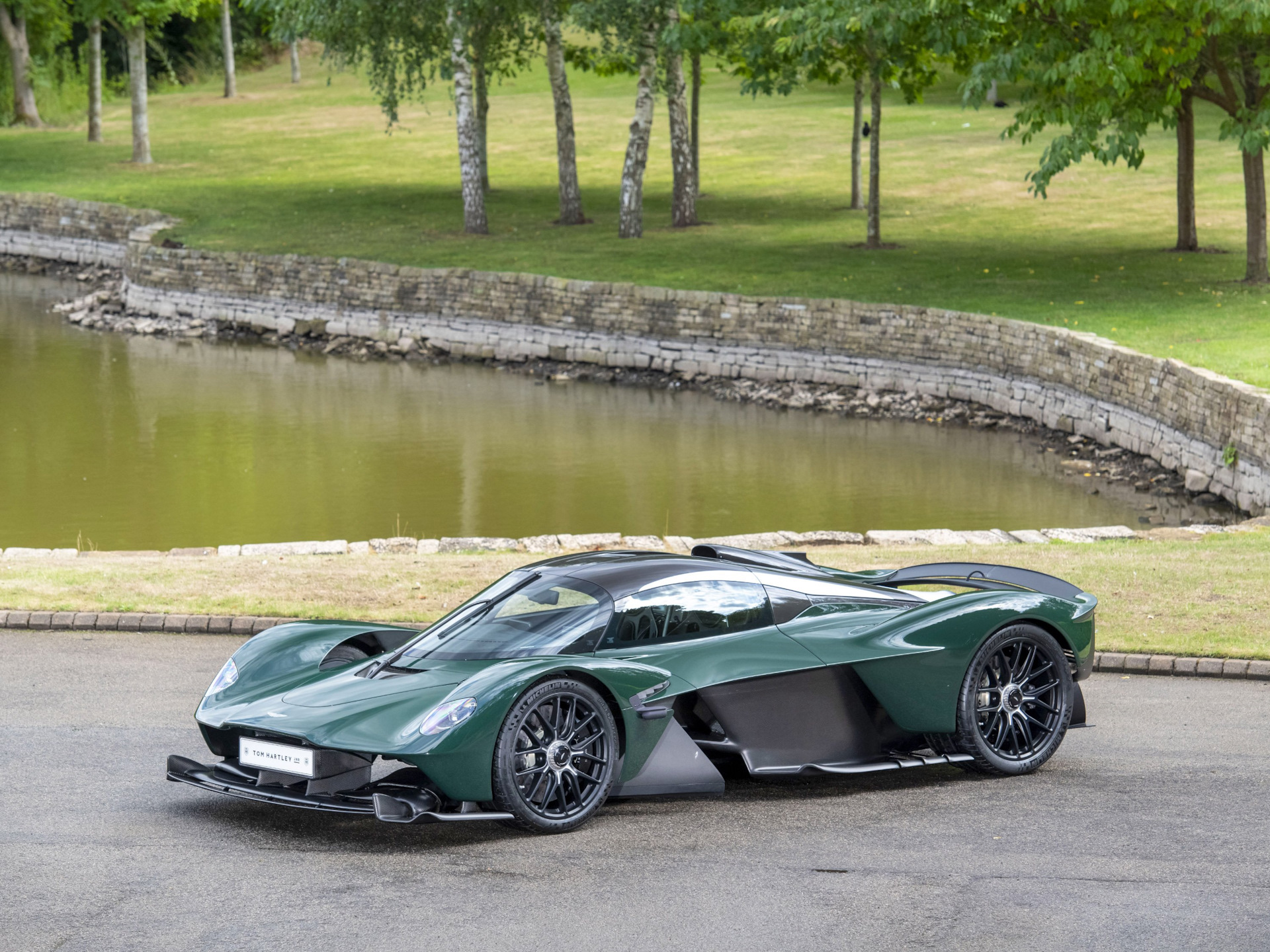 Aston Martin Valkyrie синего цвета