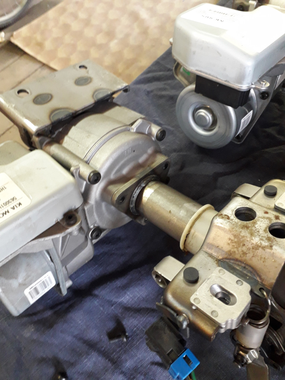 место крепления ЭУР — KIA Ceed SW (1G). Запчасти на фото: 990101