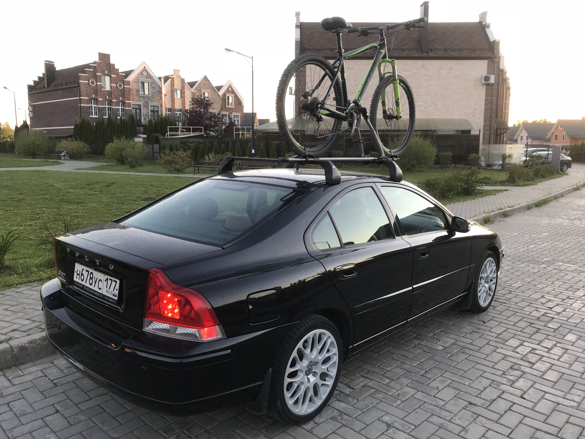 Volvo thule. Багажник на крышу Вольво s60 2007. Volvo s60 Thule Box. Багажник на крышу Вольво s80. Багажник на крышу Volvo s60 2008.