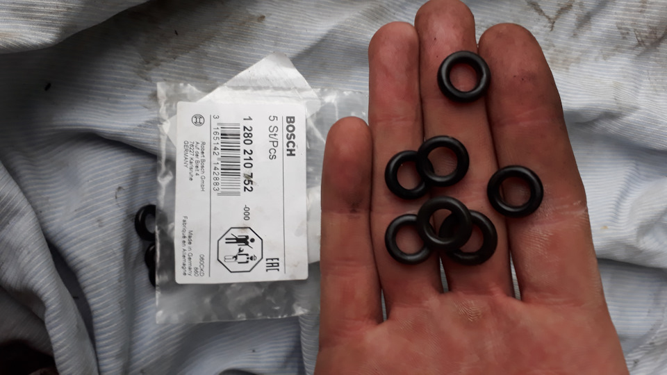 Замена резинок на форсунках — Audi 100 (C4), 2,8 л., 1991 года | своими ...