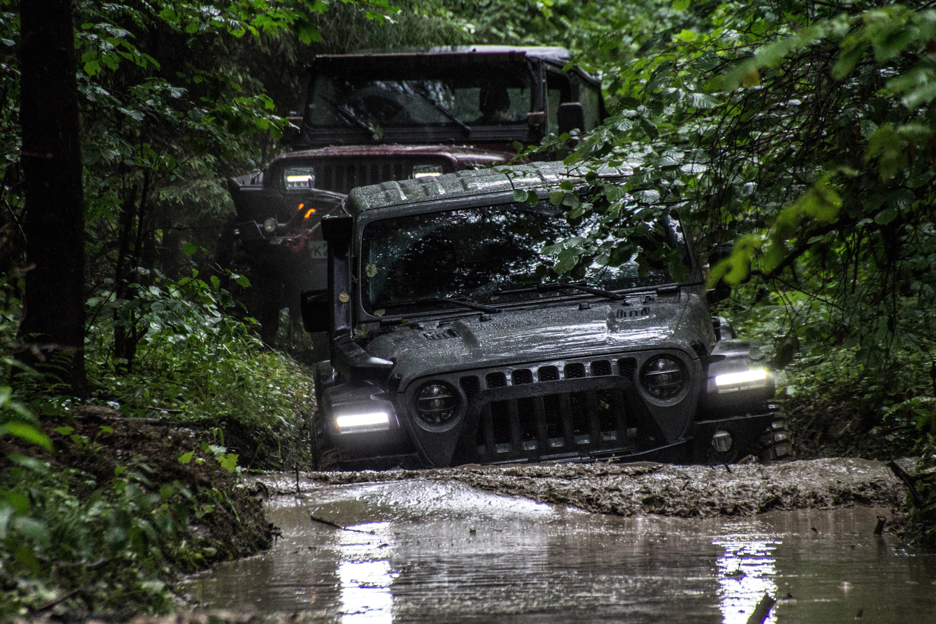 Jeep Wrangler в грязи