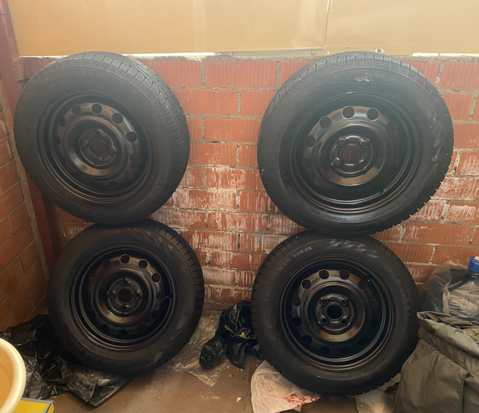 Шины всесезонные Nokian 185/65 R15, штампованные диски Hyundai Kia ...