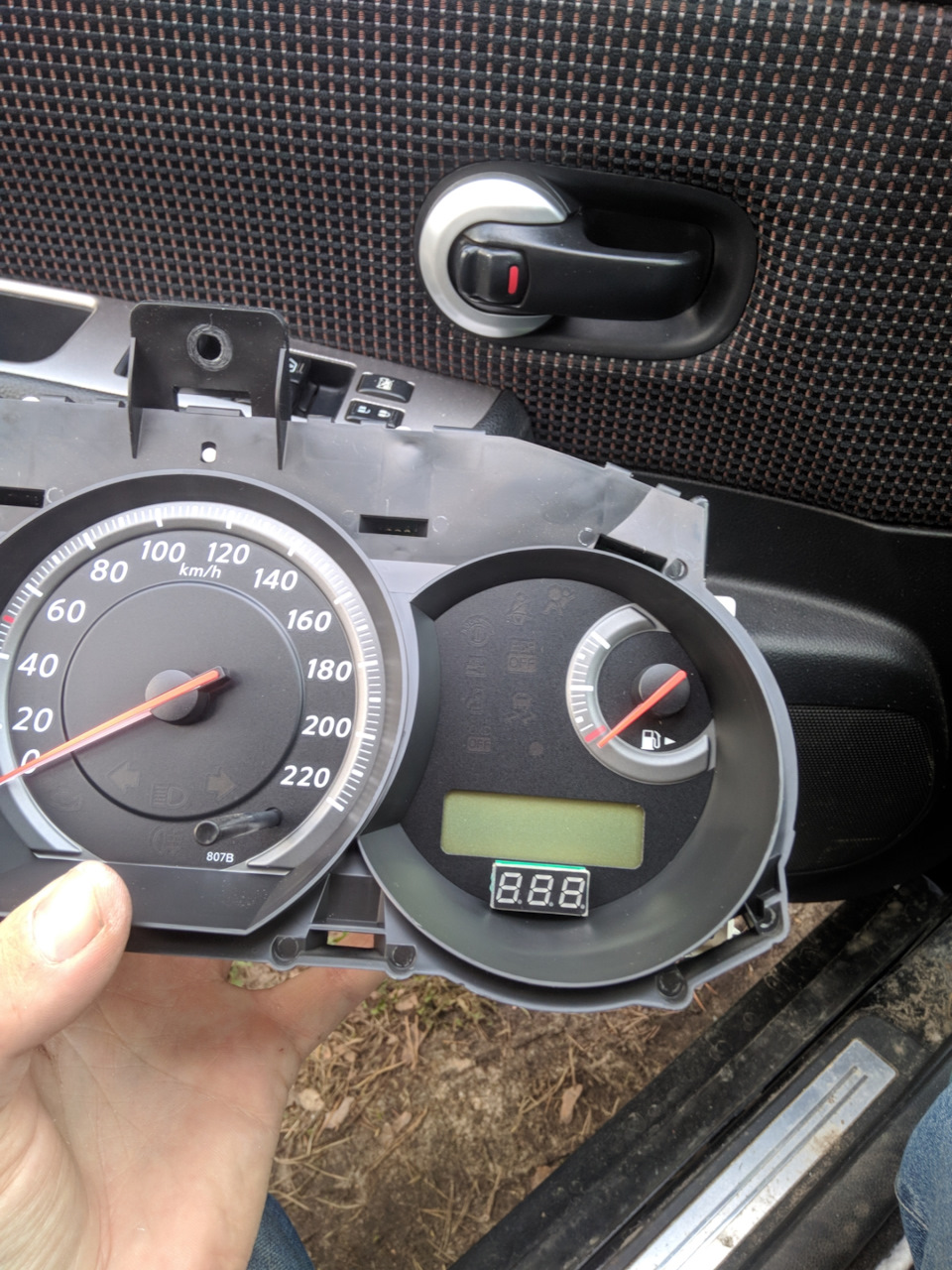Вольтметр в приборку. — Nissan Tiida (1G), 1,6 л, 2010 года ...