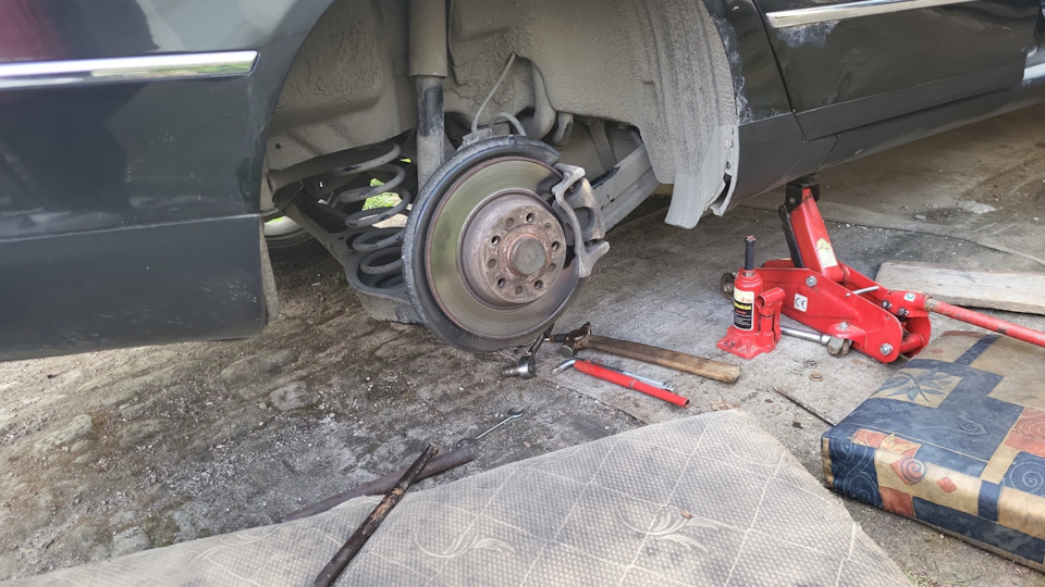 Замена стойки стабилизатора — Volkswagen Passat B6, 2 л, 2009 года ...