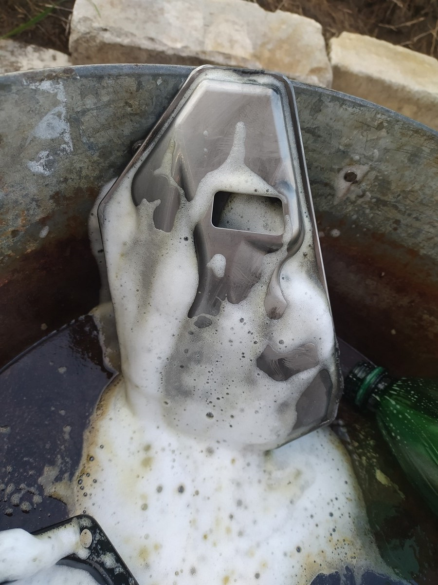 При распылении пенится, и слезает вместе с налетом — Lada Vesta SW Cross (1G)