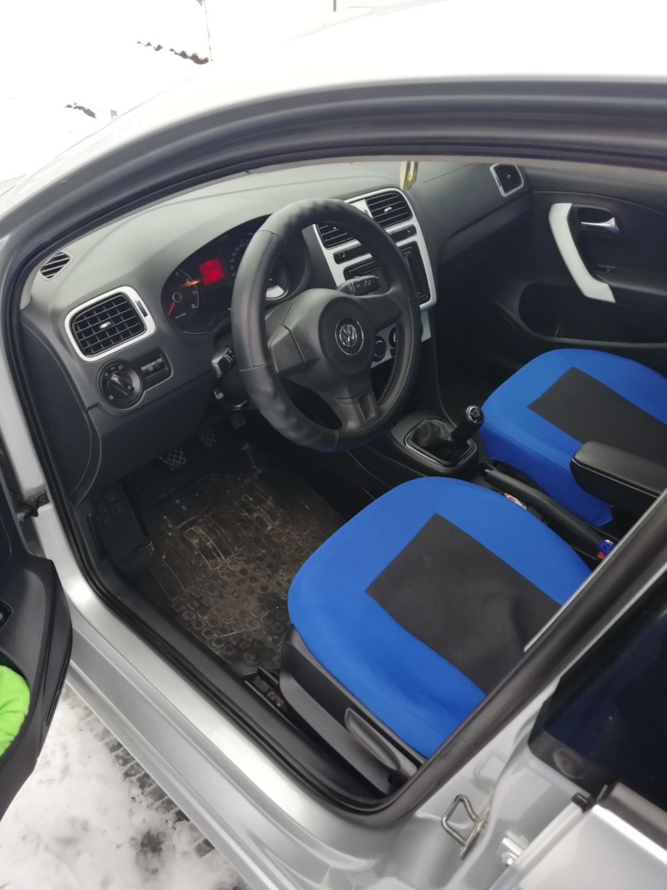 Обклеил пластик салона) — Volkswagen Polo Sedan, 1,6 л, 2012 года ...