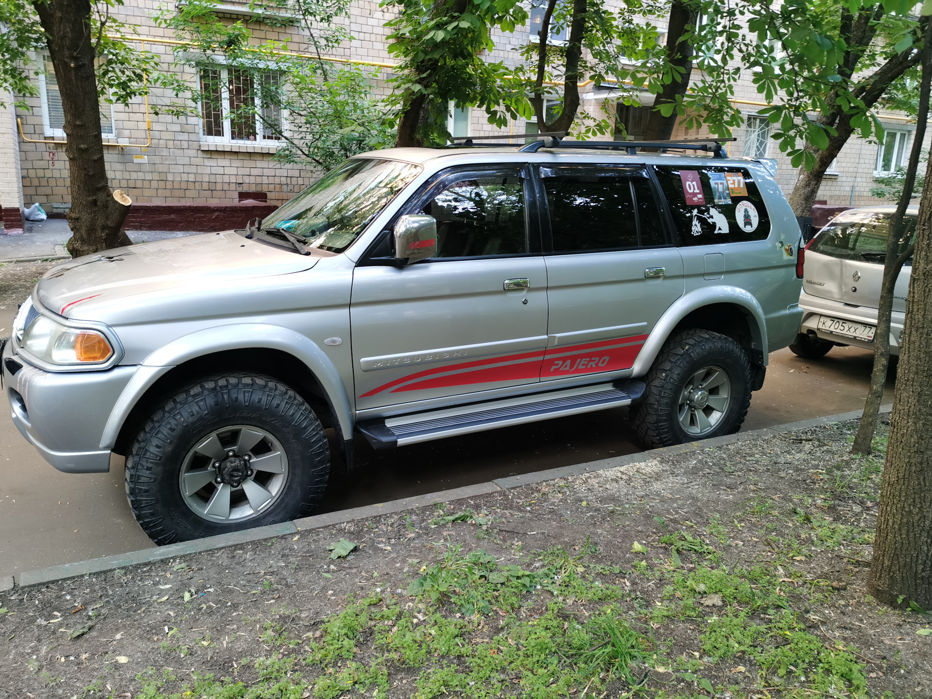 Пороги на митсубиси паджеро. Mitsubishi Pajero Sport 2004. Паджеро спорт 2004 3.0 бензин. Митсубиси Паджеро спорт 2004 год ступарц задеий что подходит.