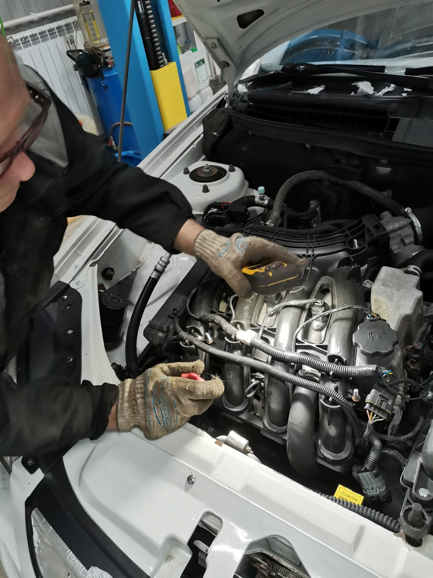 Замена патрубка сапуна — Lada Приора универсал, 1,6 л, 2012 года ...