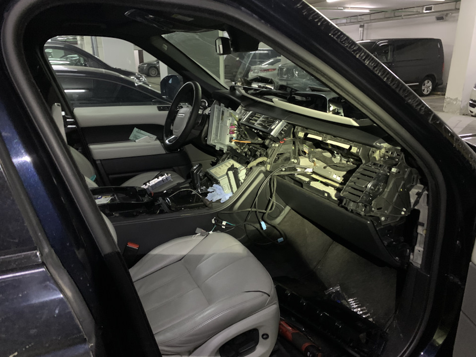 Разбираем панель приборов для установки блока — Land Rover Range Rover Sport (2G)