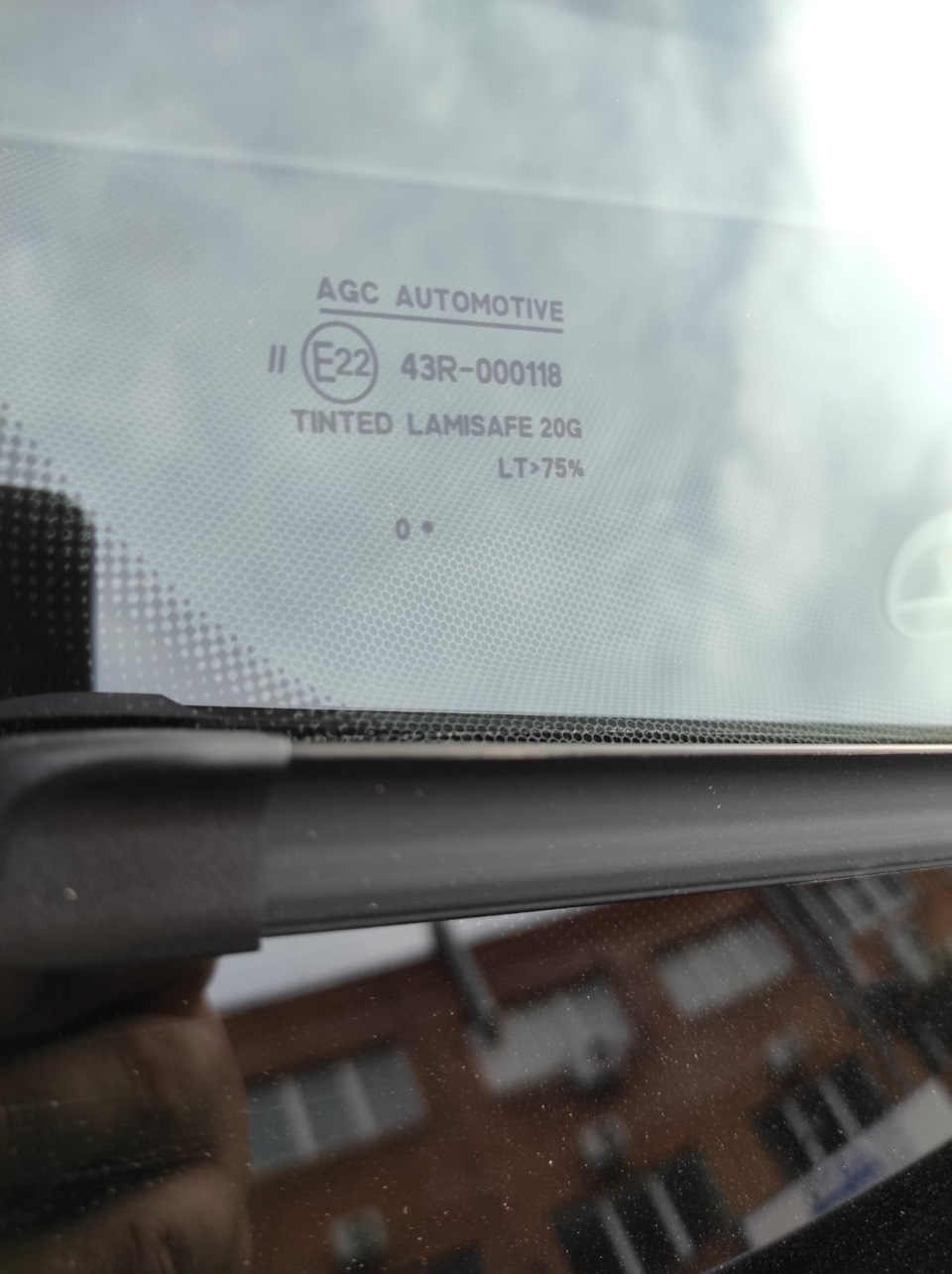 фирма AGC — прекрасный вариант — Audi A6 (C6). Запчасти на фото: 43R000118