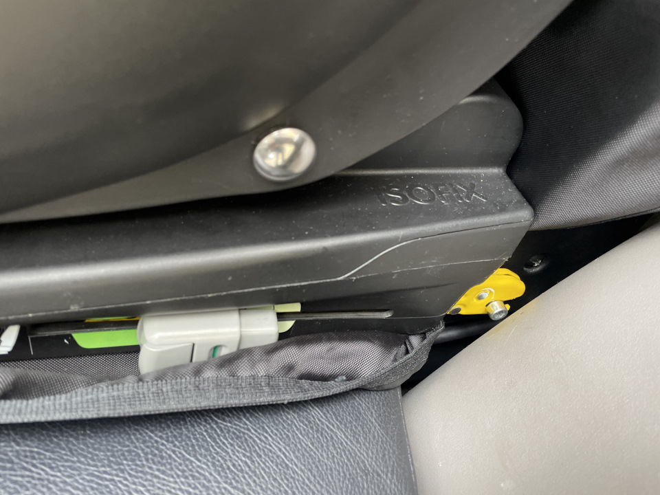 Смещение крепления isofix — Mitsubishi Pajero Sport (2G), 2,5 л, 2011