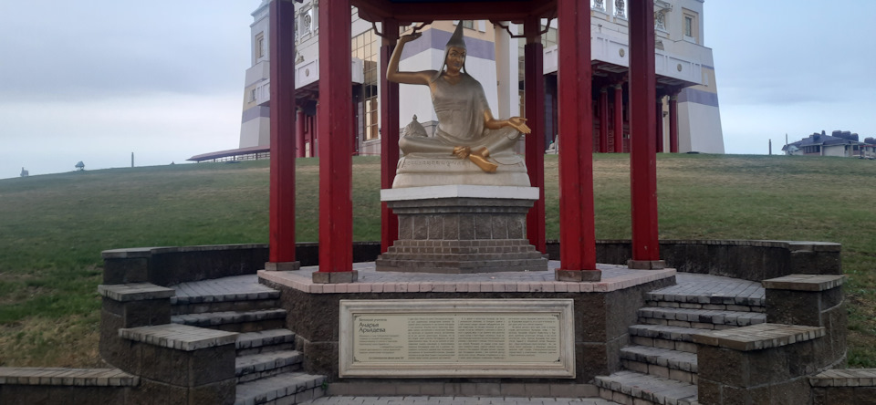 Статуя одного из учителей, которым поклоняются местные верующие. — Jeep Cherokee (KL)