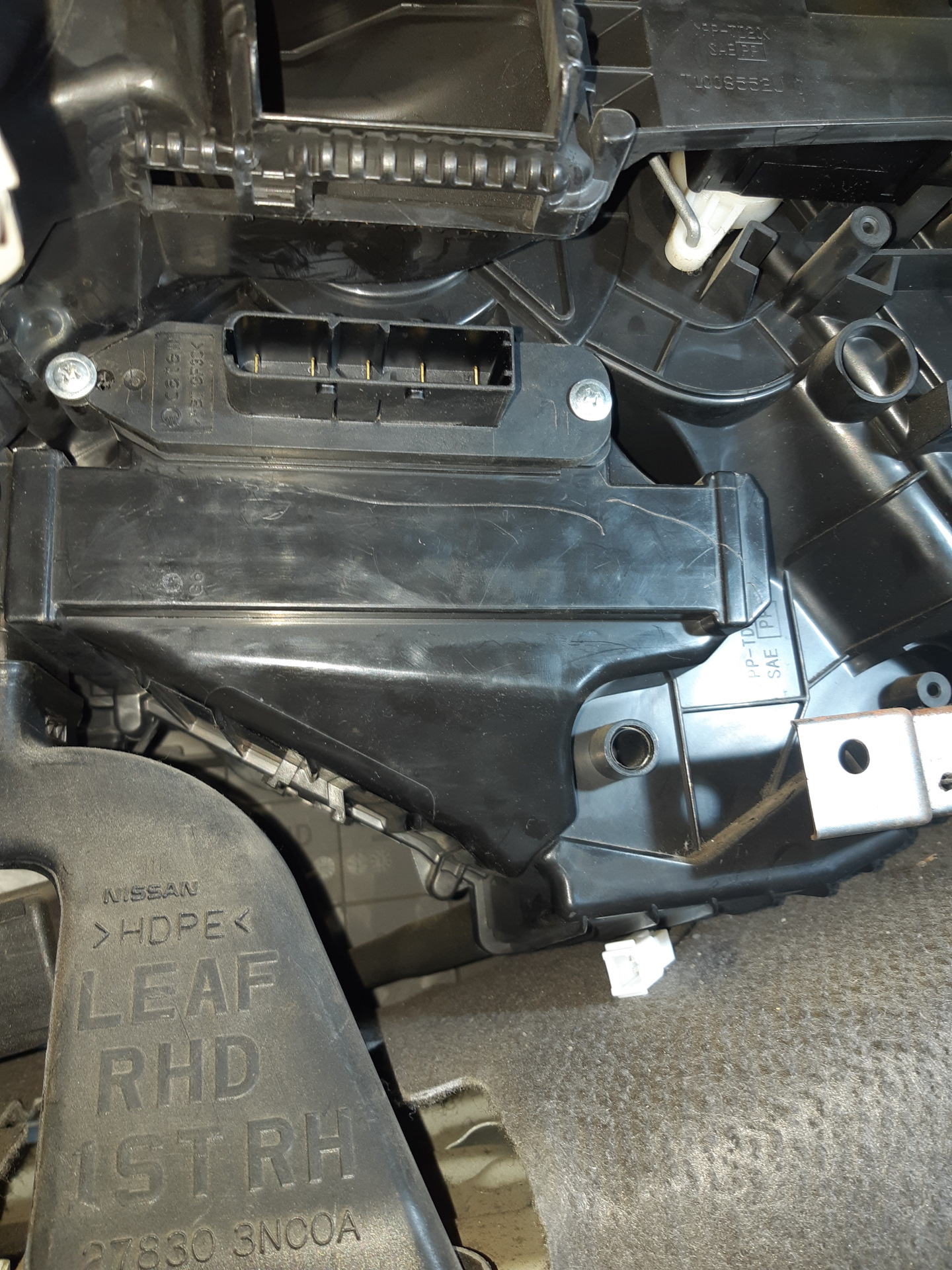 Установка электронагревателя (ТЭН) в корпус печки Nissan leaf ZE0 ...