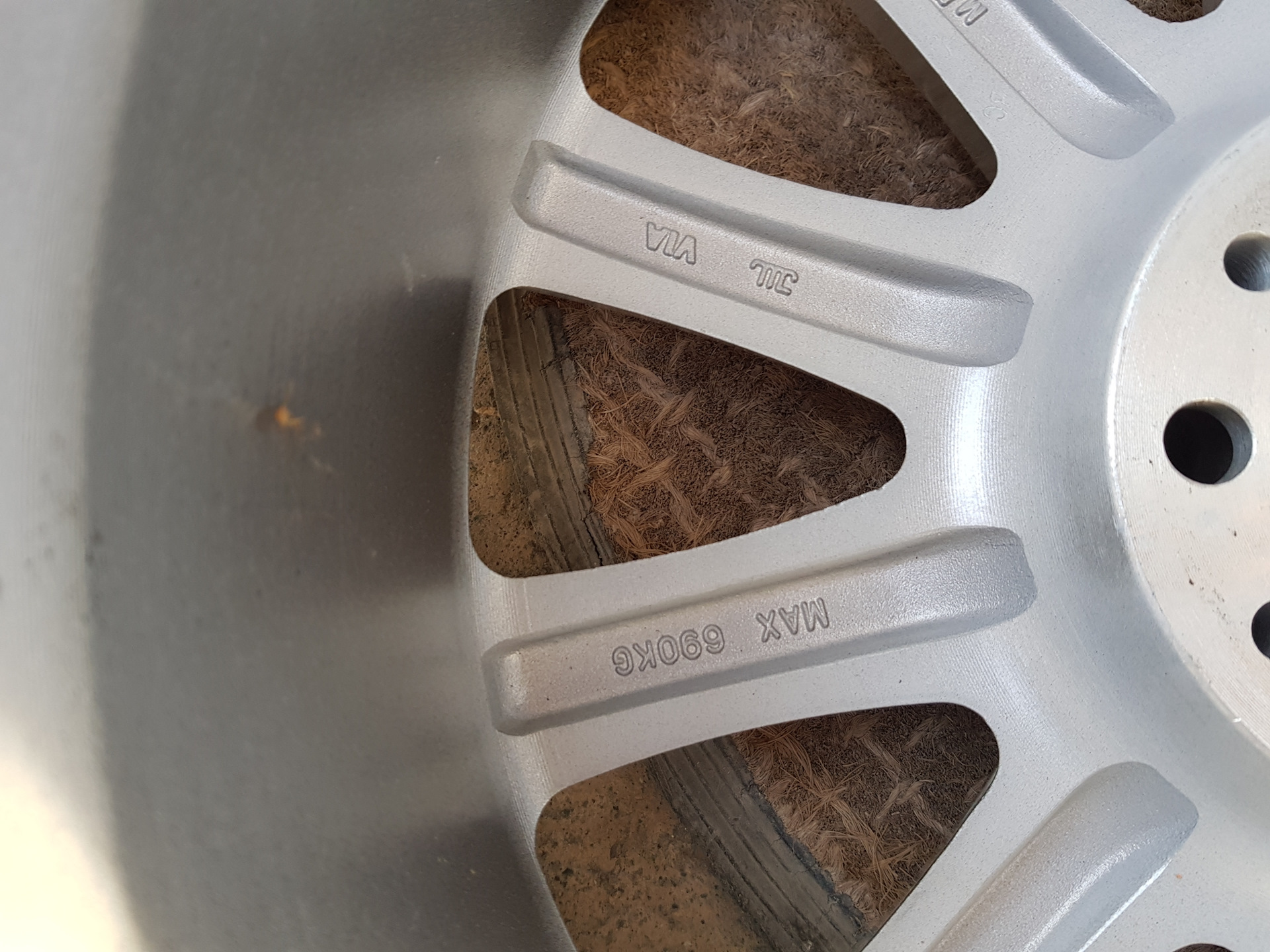 Подлинность диска. Brembo диски как проверить. Колесный диск с тыльной стороны. Маркировка тормозных дисков брембо. Обратная сторона литого диска.