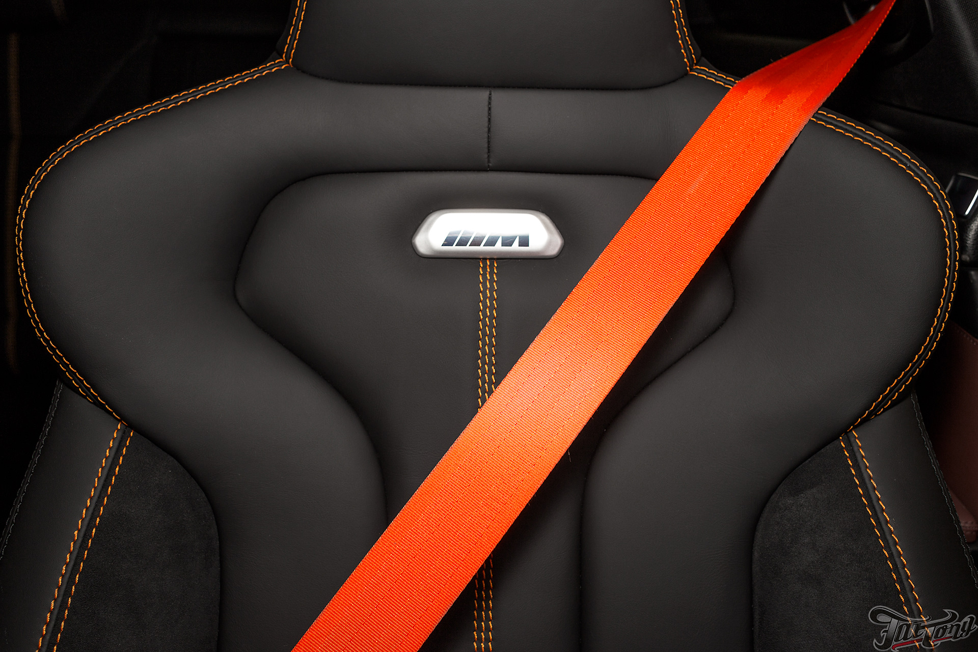 Цветные ремни безопасности. Ремень безопасности БМВ м8. BMW g05 салон ремни безопасности. Желтые ремни безопасности.