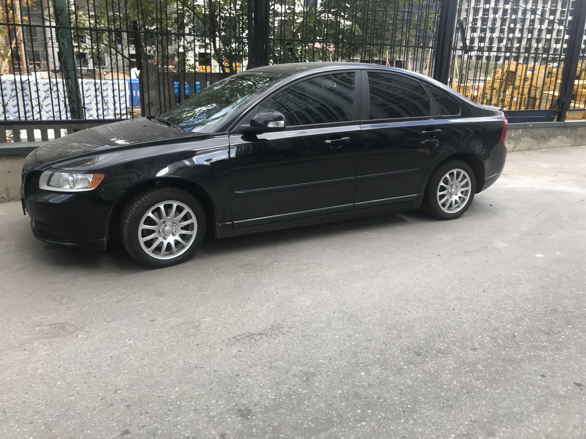 S 40 15. Volvo s40 II диски. Volvo s40 r17. Volvo s40 r15. Вольво s40 r17 черная.