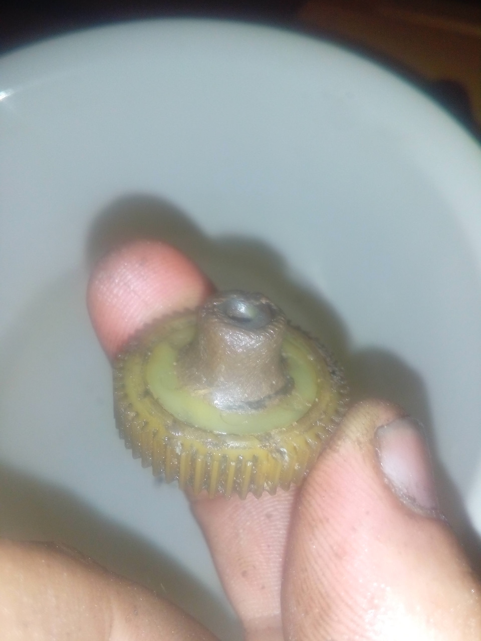 Аналогично с этой шестерней делаем, сточили лишние 1,5-2 мм пластика, и намазали холодной сваркой! — Mitsubishi Chariot (2G)