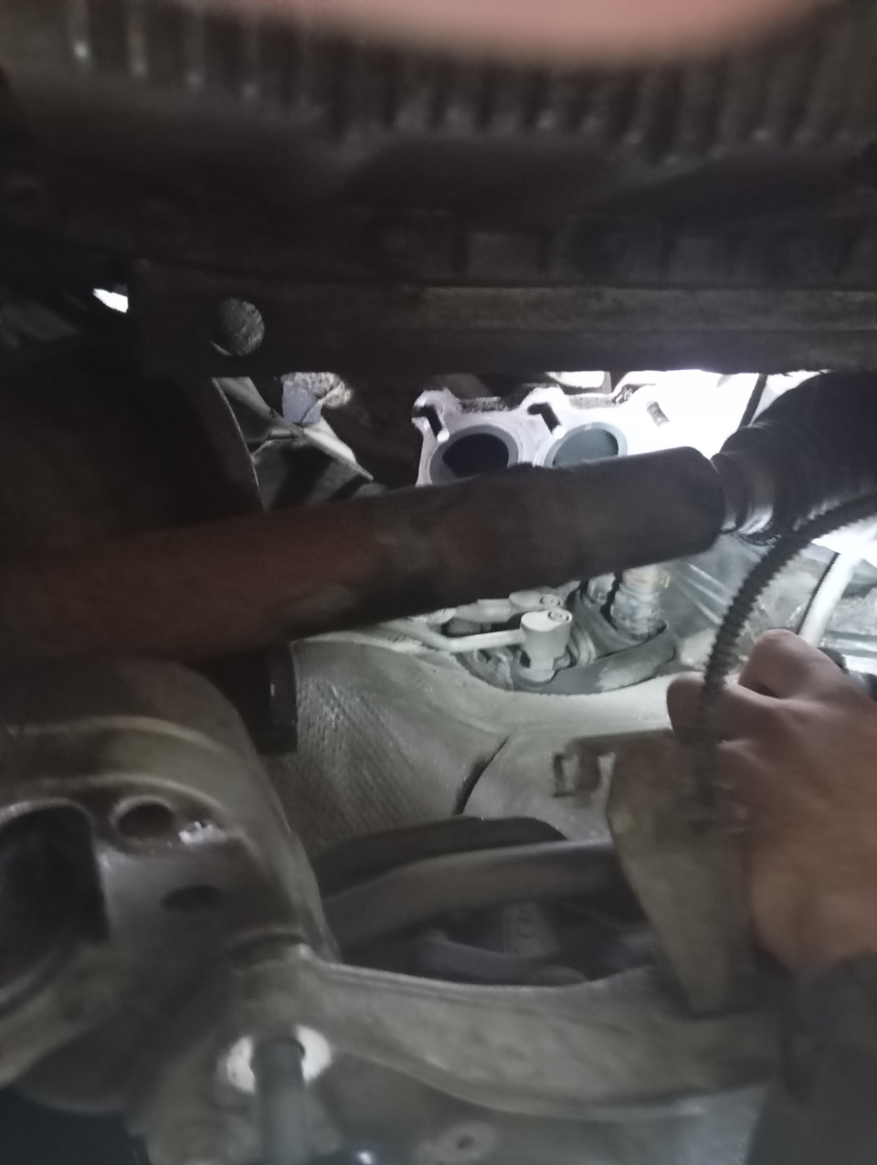 6 гаек открутились не без проблем, но все шпильки целые — Audi A3 Sportback (8PA)