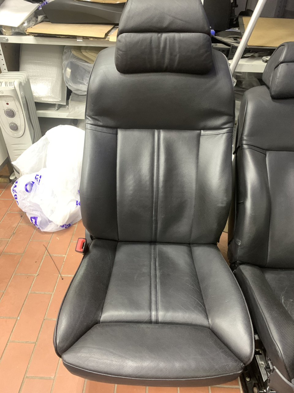 Готово! получаем свежие сиденья. Есть в некоторых местах потертости, как никак коже 18 лет, подустала, но красить не хочу принципиально. Лучше уж потертое но зато оригинальное) — BMW 7 series (E65/E66)