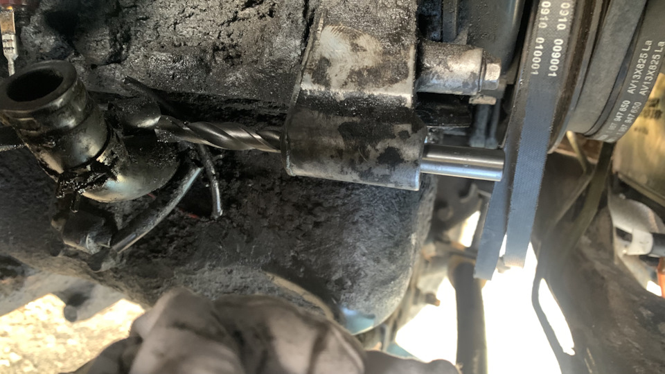 Сверлом на 12 — Mitsubishi Pajero Sport (1G). Запчасти на фото: 100600, AV13X925