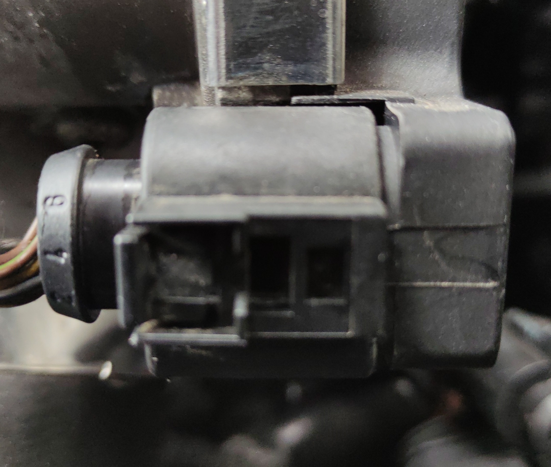 Замена штекера на дроссельной заслонке — Volkswagen Passat B6, 1,8 л ...