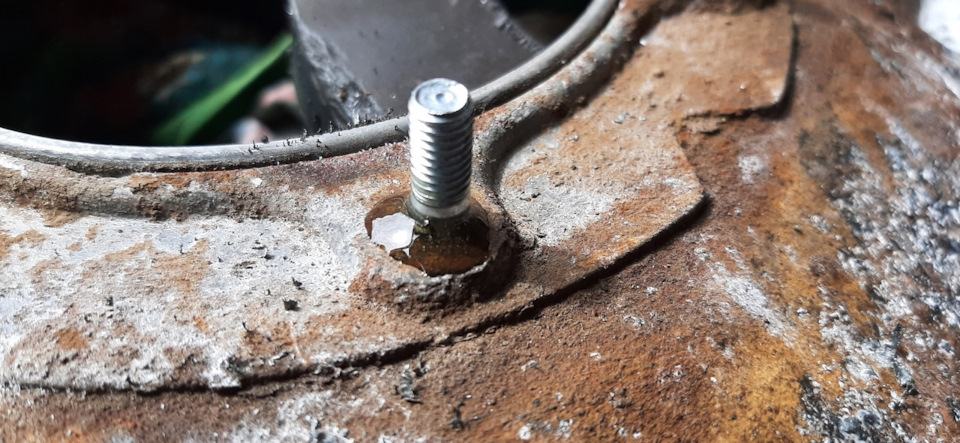 Высверлил заломыши и вкрутил 3 новые шпильки на 6мм и посадил на эпоксидку, 3 шпильки остальные открутил и так, оказывается ЕСЛИ НЕ ТОРОПИТЬСЯ МОЖНО И ТАК ВСЕ ОТКРУТИТЬ! — Mitsubishi Lancer IX