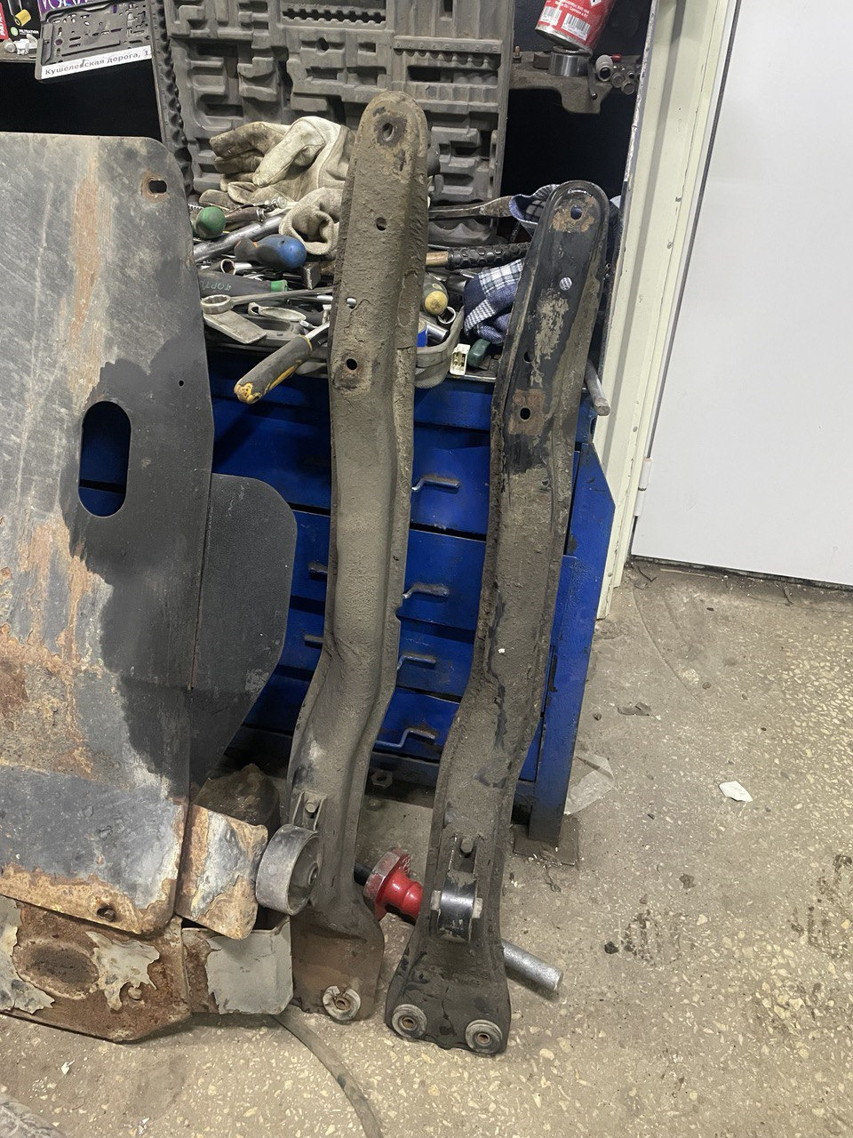 Слева — Амер, справа — Европа дорест — Mitsubishi Galant (8G)