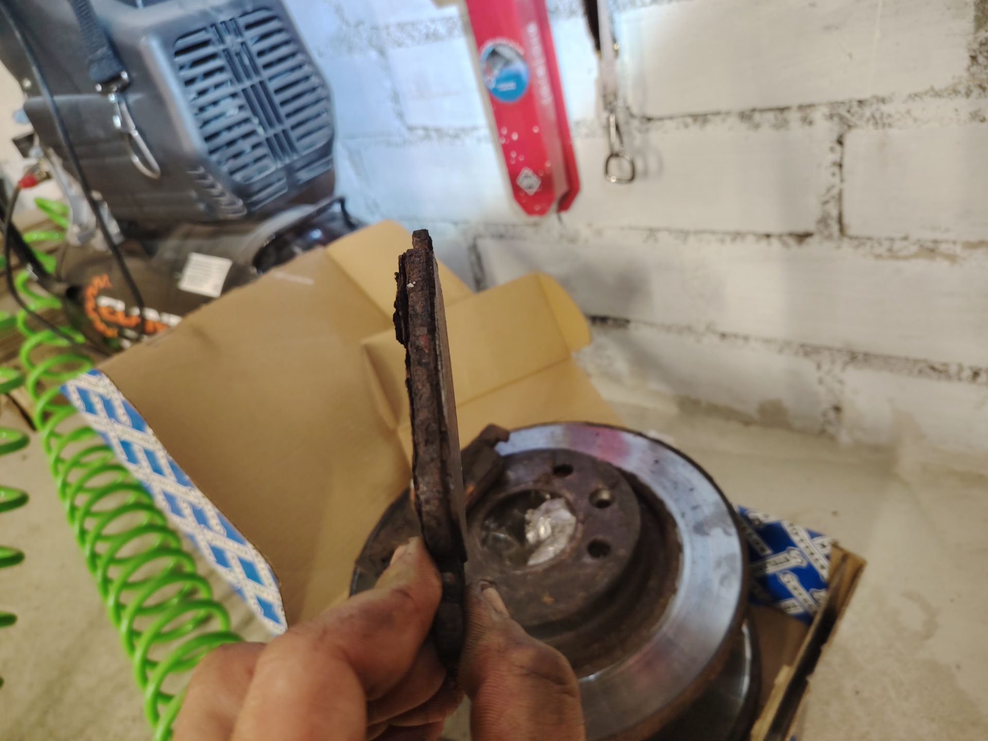 🔧 Тормозные диски, колодки. — Renault Logan (2G), 1,6 л, 2017 года ...