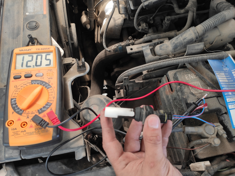 При уменьшении уровня геркон срабатывает, на приборку подаётся питание, включается окно предупреждения о низком уровне. — Chevrolet Cruze (1G)