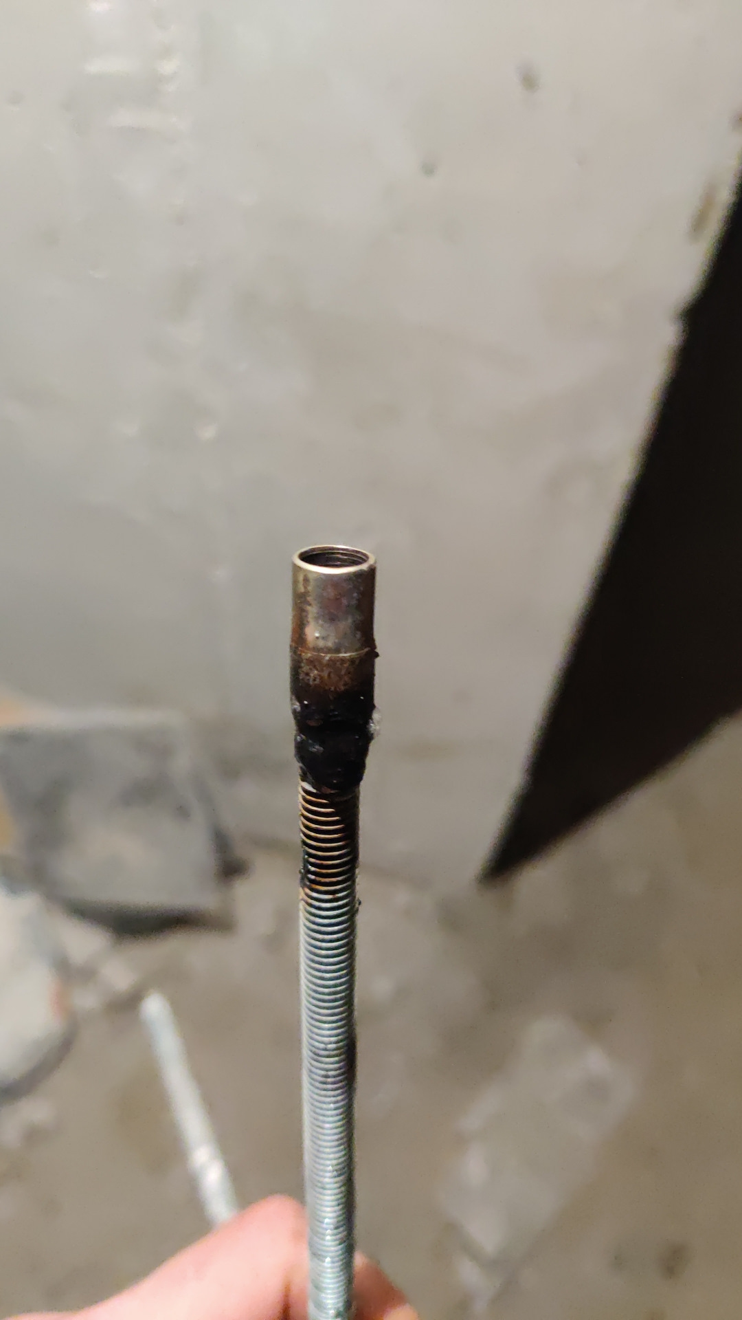 замена вентиля на колесе без разбортовки. избавляемся от проводов от электроинструмента. замена вентиля своими руками. замена вентиля своими руками. приспособление для монтажа ниппеля на диск.