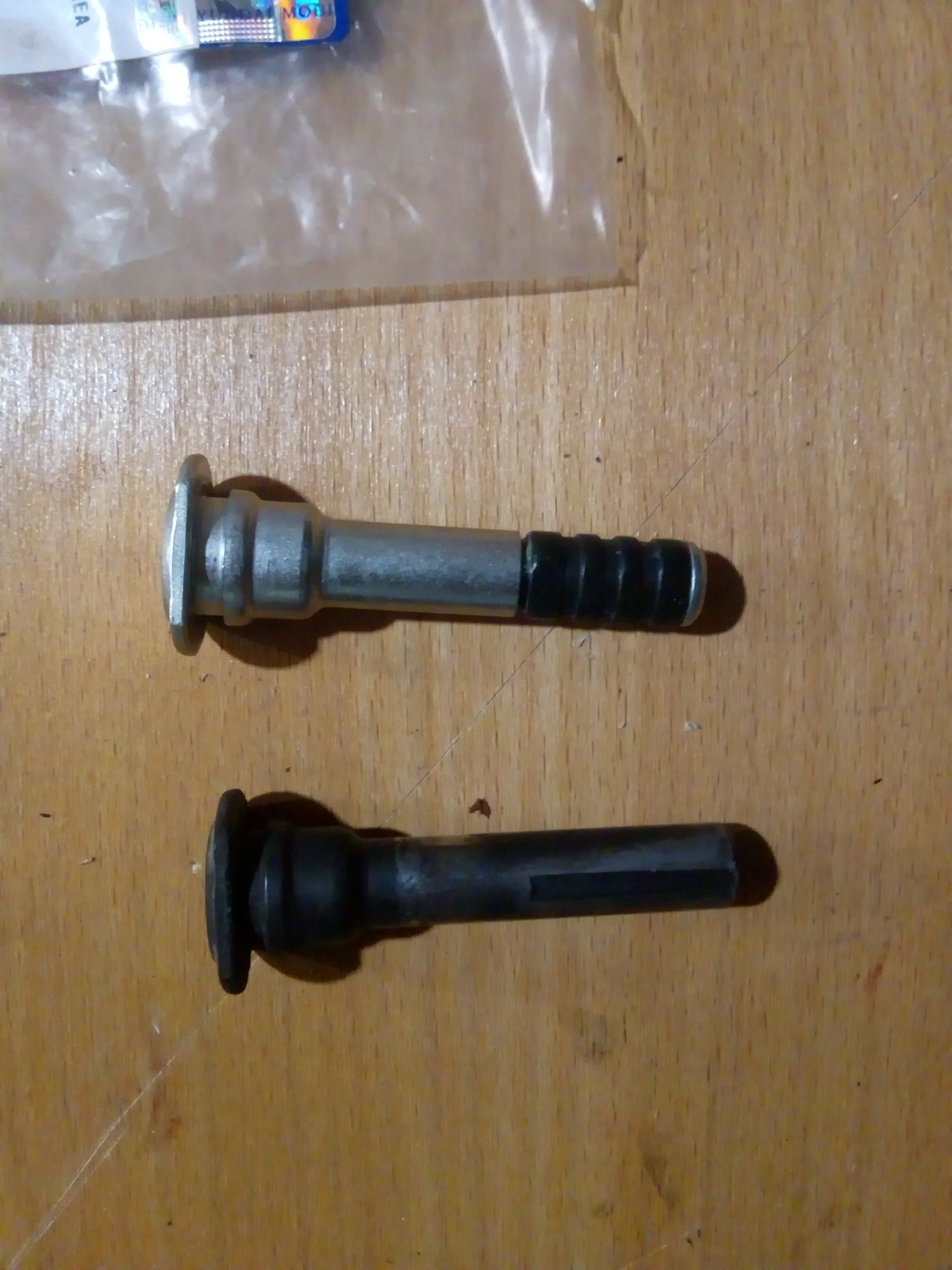 Направляющие суппортов церато 2. Направляющие суппортов церато 2. Направляющие суппортов церато 2. Направляющие суппорта переднего кия церато 3 поколения. Направляющие суппорта кия церато-3.