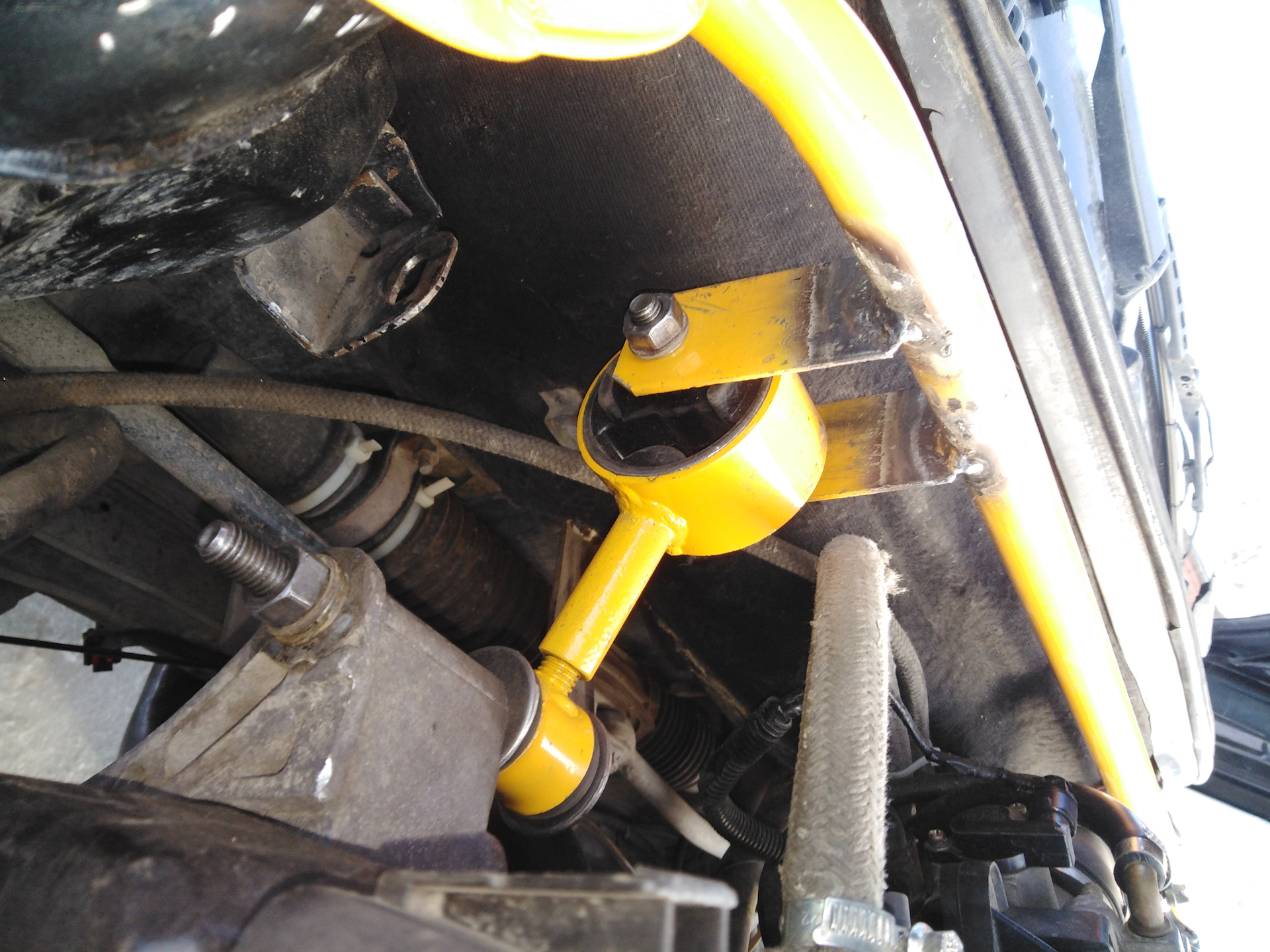 Установка дополнительной опоры. Доп опора двигателя приора 16 клапанов. Доп опора двигателя приора 16 клапанов. Дополнительная опора ларгус. Доп опора двигателя приора 16 клапанов.