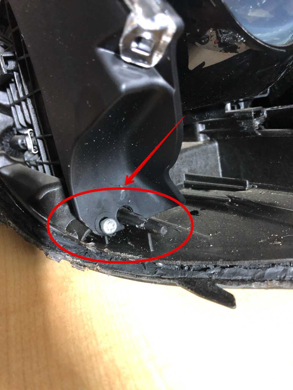 Направляющая и болт, который соединяет корпус, маску и стекло. — Opel Astra K