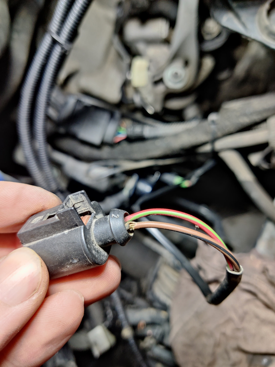 В одном проводе лопнула изоляция. Но жилы целые. — Skoda Octavia Combi A4 Mk1