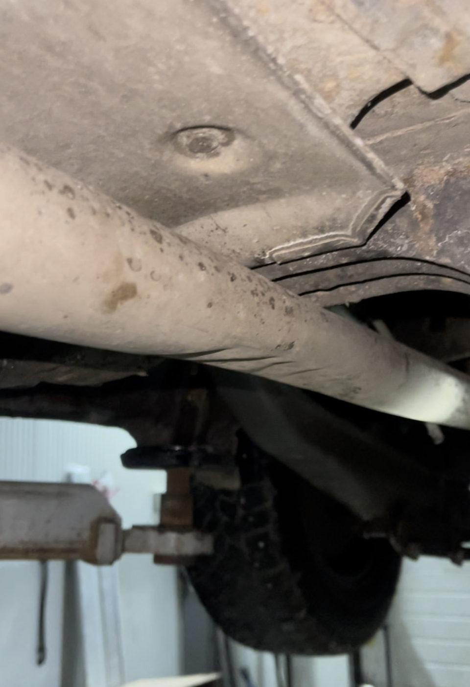 Вибрации по кузову при торможении — Volvo 940, 2,3 л, 1996 года | визит ...