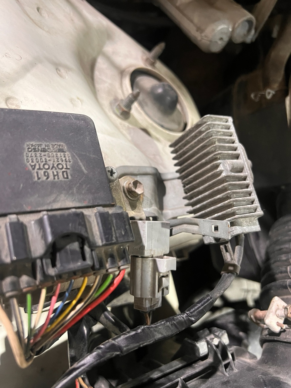 установил я его возле коммутатора на правой стойке, по штату он примерно в этом месте и находится. — Toyota Chaser (100)