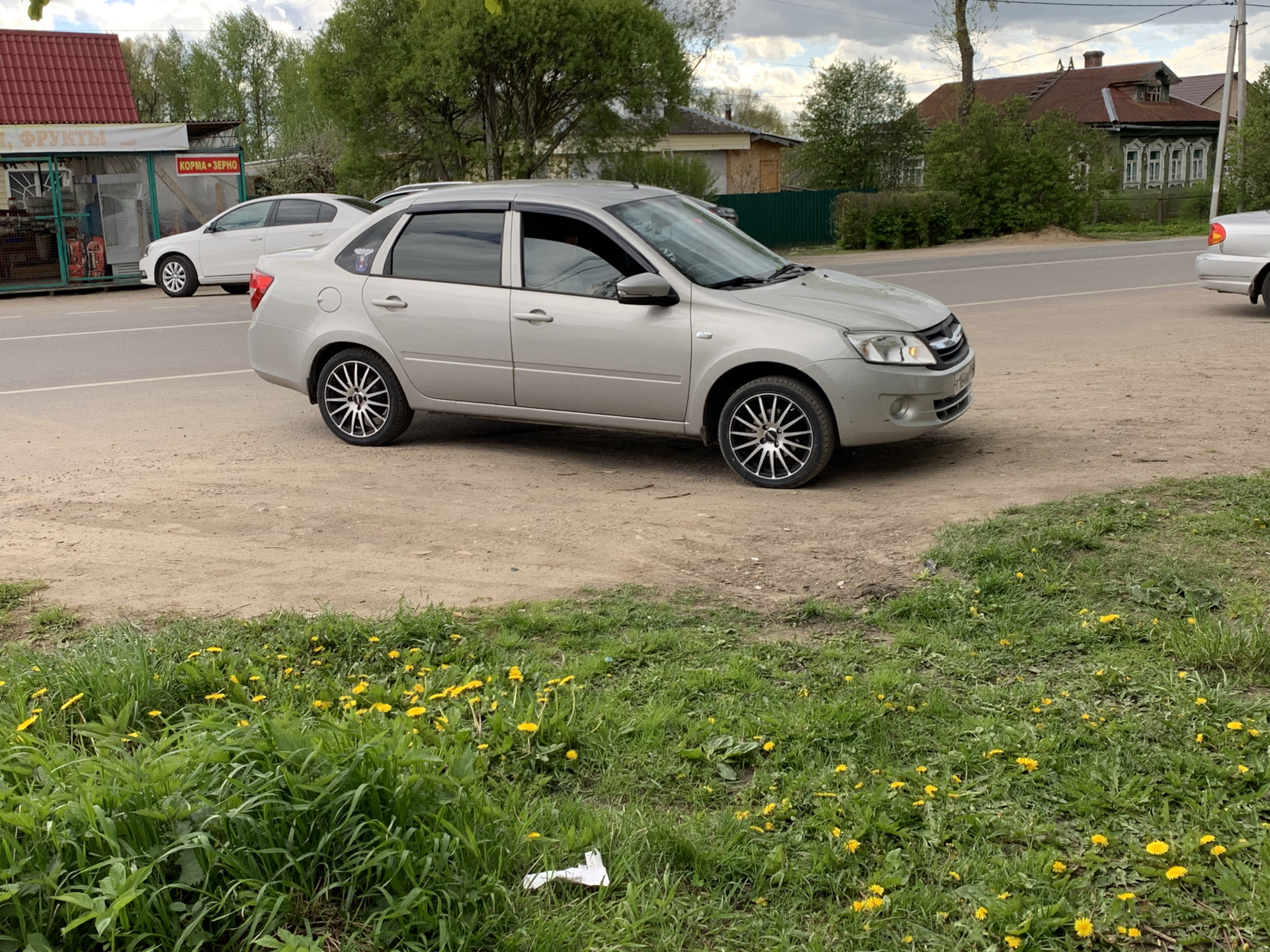 Лада Гранта седан серая тонированная