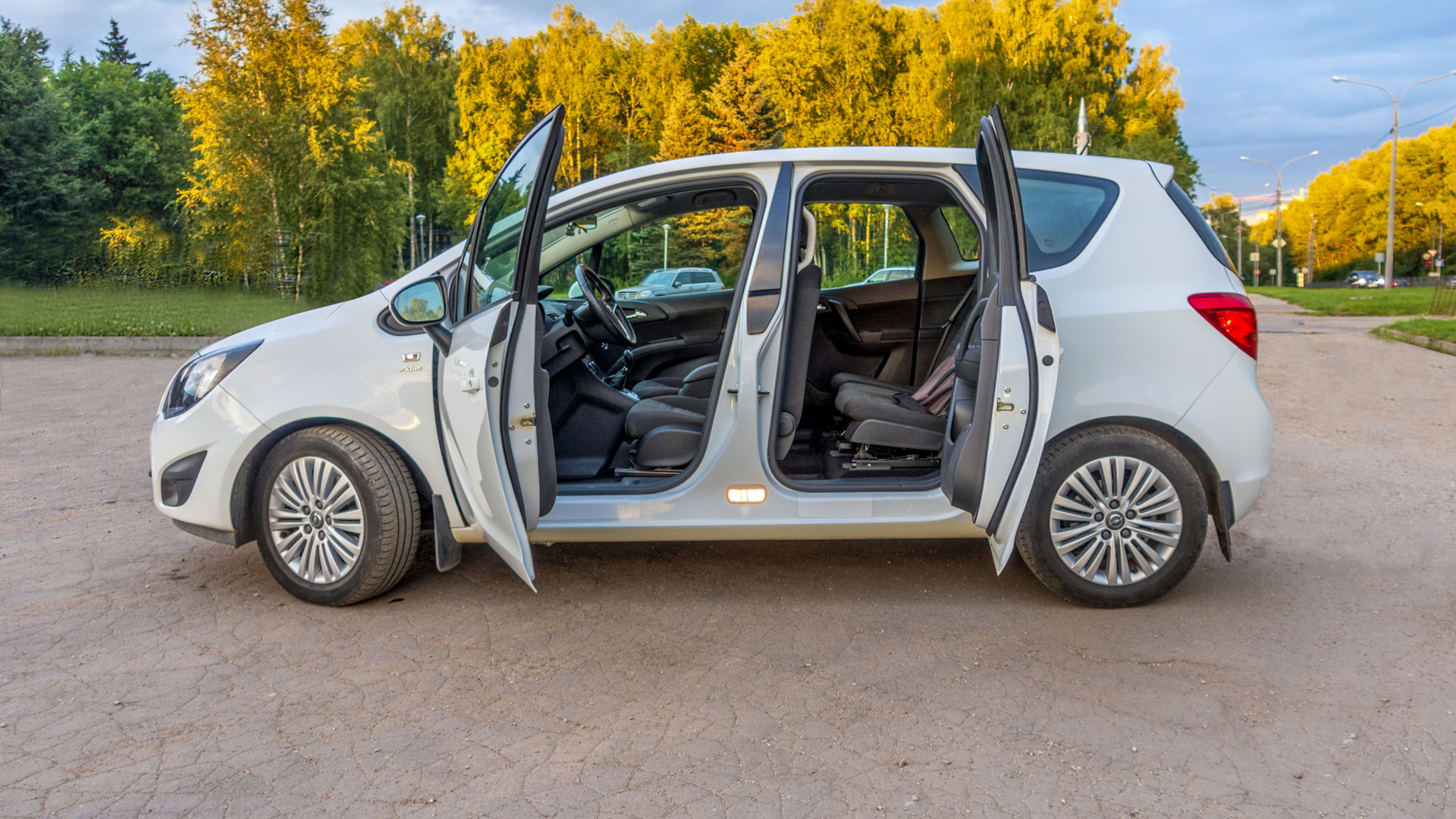 Opel Meriva открытые двери