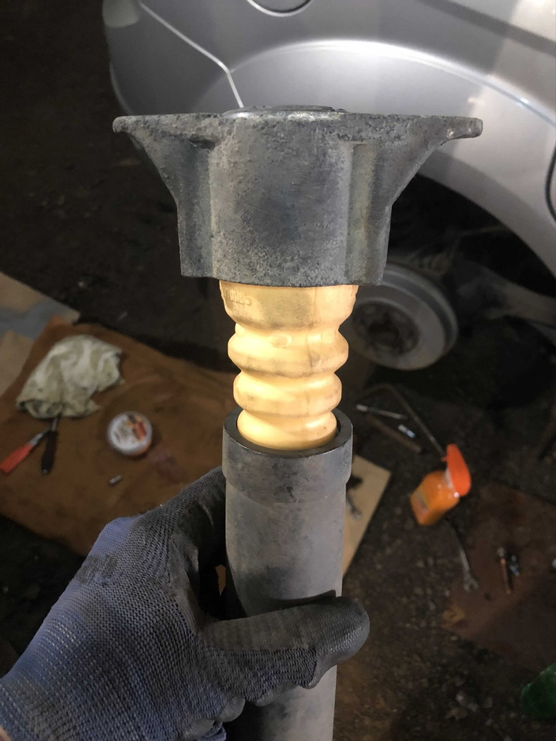 Отбойники амортизаторов — Ford Focus II Hatchback, 1,8 л., 2008 года ...