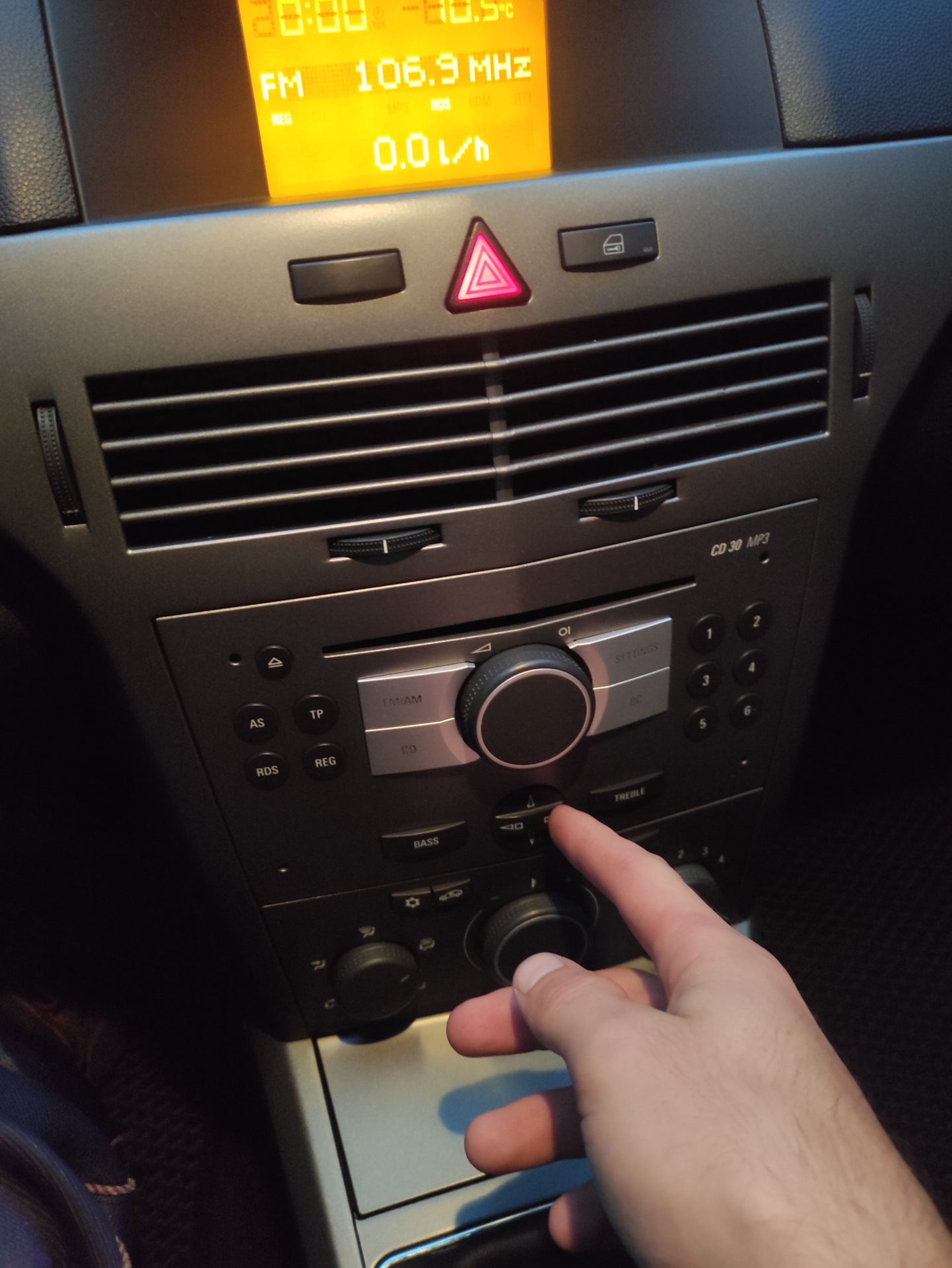 Не работают кнопки магнитолы — Opel Astra H, 1,9 л, 2004 года ...