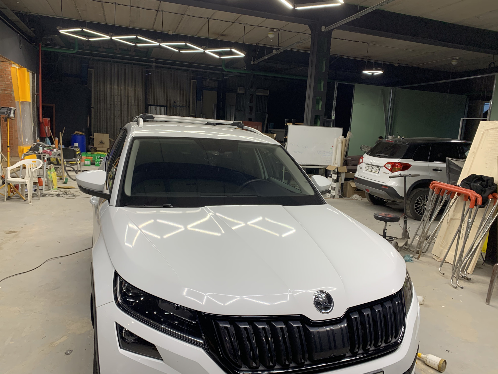 Передний парктроник кодиак. Skoda Kodiaq антихром. Шкода Кодиак белый с антихром. Кодиак 2021 антихром. Белый Kodiaq антихром.