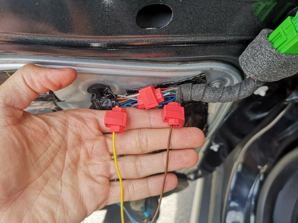 Далее к концам перекусанного провода подсветки подключаются желтый (со стороны DDM (PDM) — модуля управления дверью) и коричневый (со стороны зеркала). — Volvo XC70 III