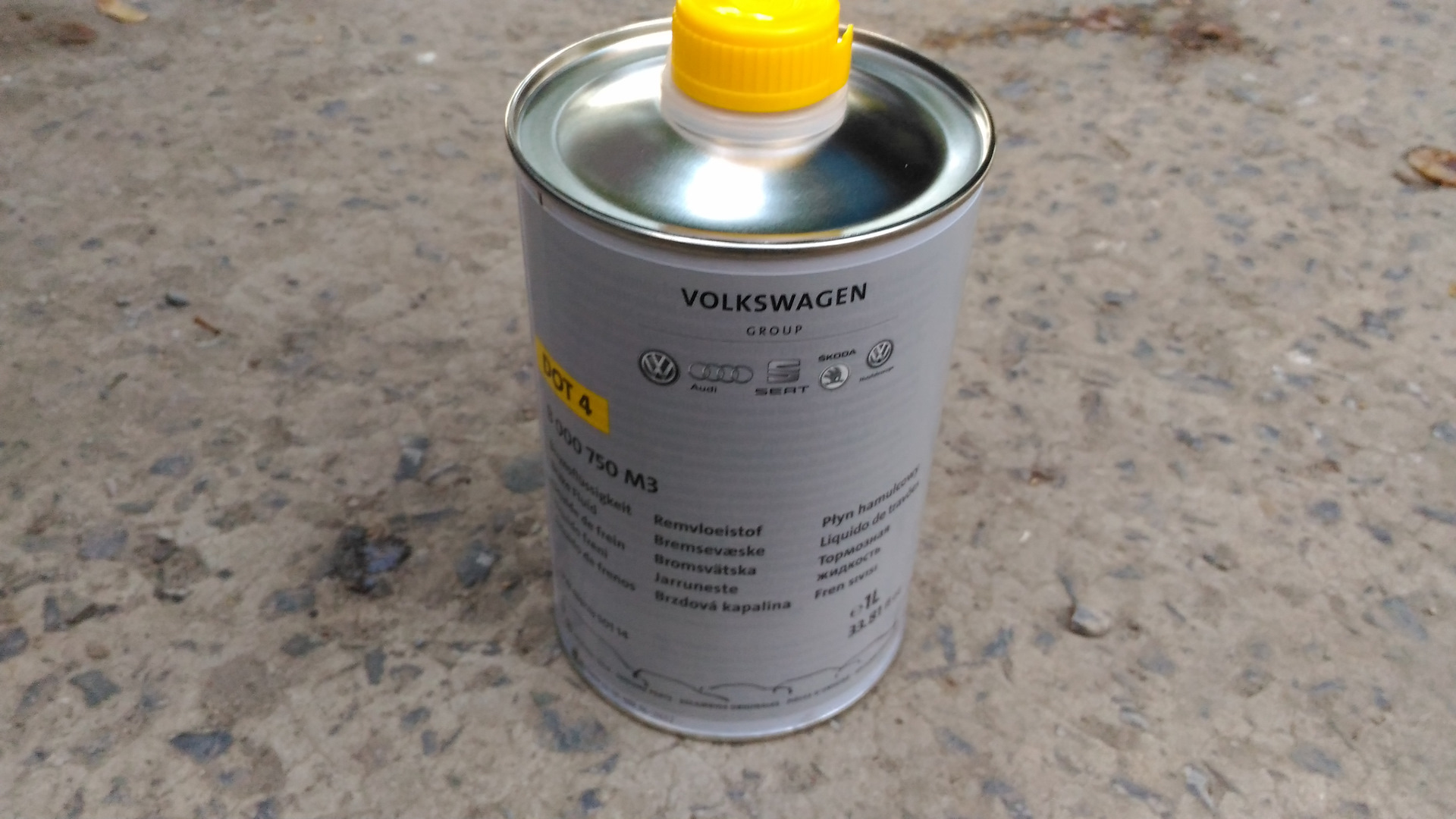 Фольксваген пассат б5 какое масло. B000750m3 тормозная жидкость 60 литров. Тормозная жидкость Фольксваген Пассат в5+. Бачок тормозной жидкости Пассат б5. Тормозная жидкость для Фольксваген Пассат б6.