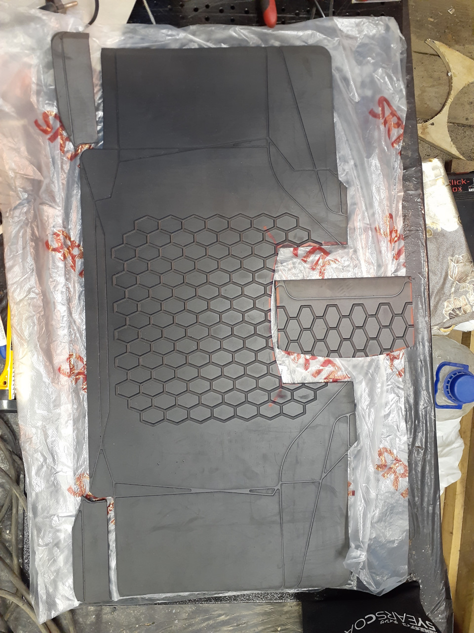 20 ПЕРЕМЫЧКА ЗАДНИХ КОВРИКОВ Mazda Axela BM — Mazda Axela (3G), 1,5 л ...