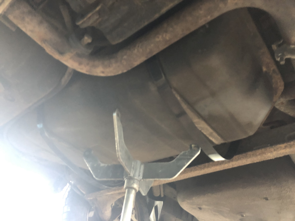 Замена хомутов бензобака — Lada Приора универсал, 1,6 л, 2012 года ...