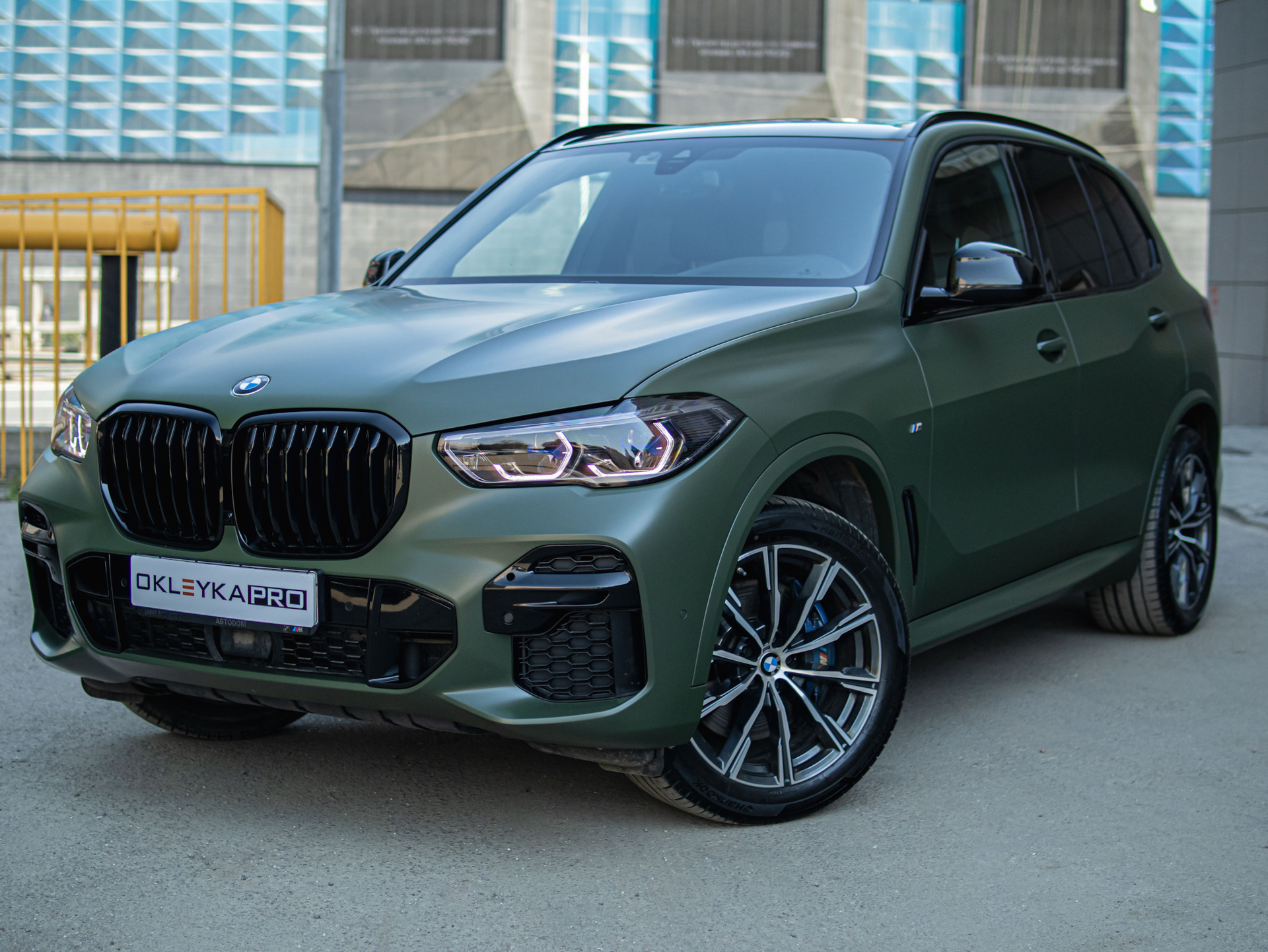 BMW X5 цветная оклейка 🚗 в зеленый винил — OKLEYKA.PRO на DRIVE2